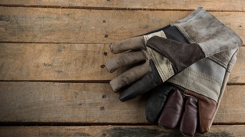 Pair of work  leather glov lying on planks of wood – Bild: Discovery Channel  /​ imoooun /​ Getty Images/​iStockphoto /​ ThinkstockPhotos-503140988.