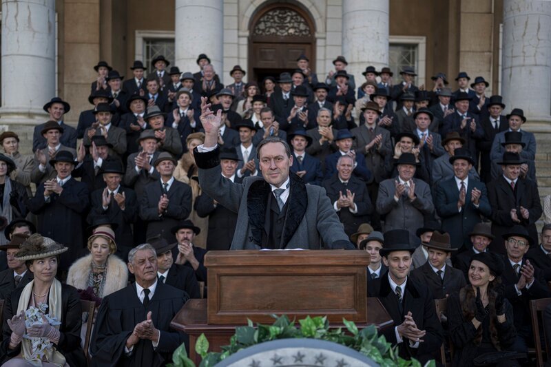 Vorne: Franklin (Christian McKay) – Bild: Radical Media LLC | A+E Networks LLC