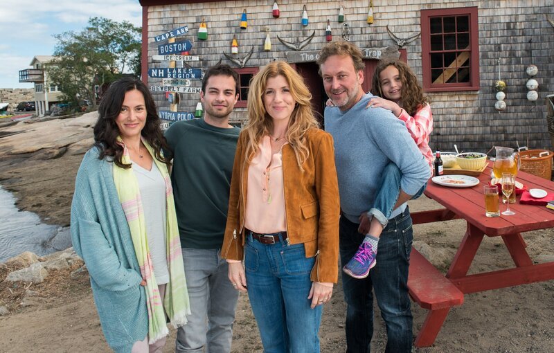 Audrey (Fiona Coors, M.) freut sich, dass sie bei Ivy (Idil Üner, l.), ihrem Sohn Ray (Max Hegewald, 2.v.l.), seinem Vater Alex (Thomas Schmuckert, 2.v.r.) und Rays kleiner Schwester Tilda (Niamh Barrios, r.) zum Abendessen eingeladen ist. – Bild: Rick Friedman