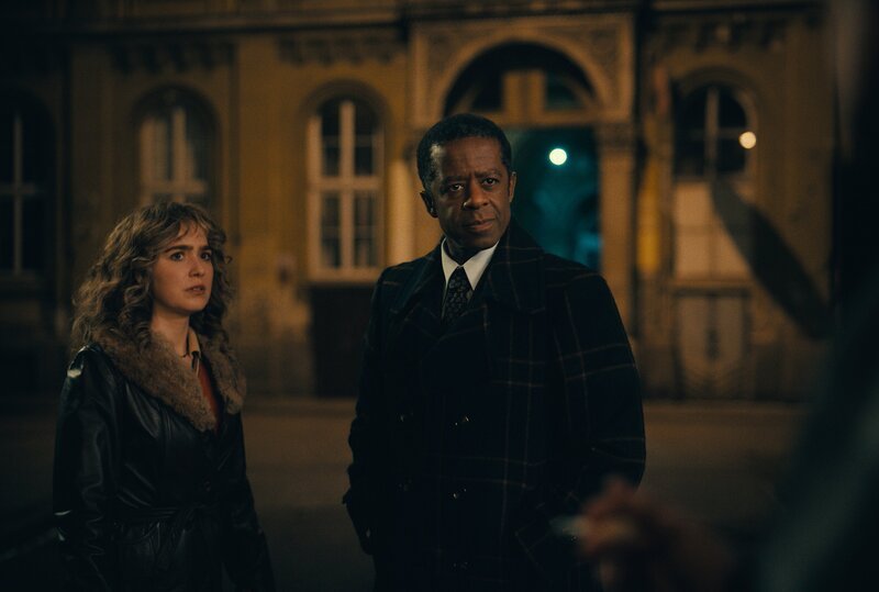 PONIES -- Episode 101 -- (l-r) Haley Lu Richardson as Twila and Adrian Lester as Dane. – Bild: Peacock /​ Peacock /​ Episodic