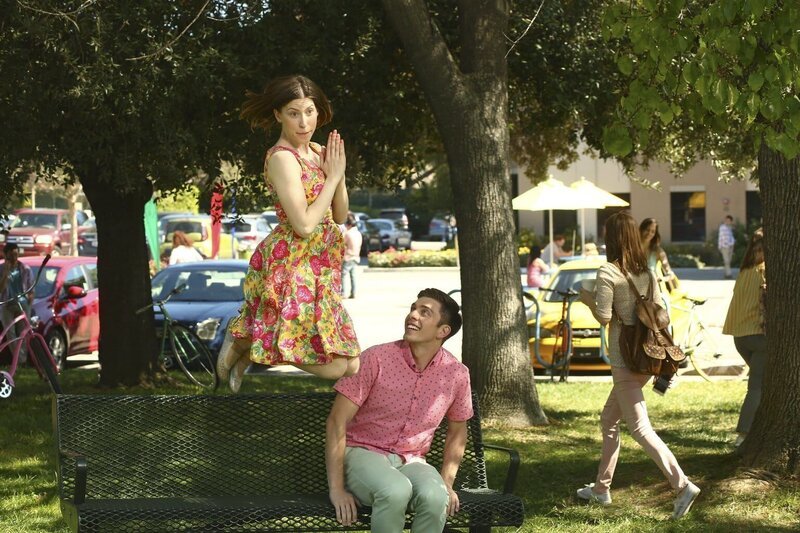Während sich Frankie, Mike und Brick über eine Glückssträhne freuen, führt Sue (Eden Sher, l.) mit Brad (Brock Ciarlelli, r.) ein besonderes Gespräch … – Bild: Warner Bros.