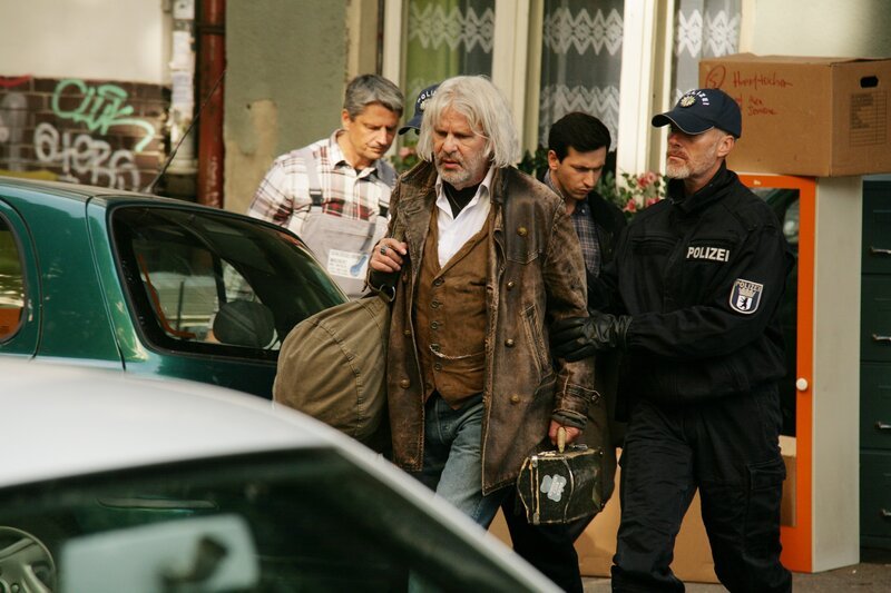 Friedrich (Peter Sattmann) wird mit seiner Wohngemeinschaft zwangsgeräumt, da er die Miete nicht bezahlt hat. – Bild: Romance TV (DE) /​ Volker Roloff