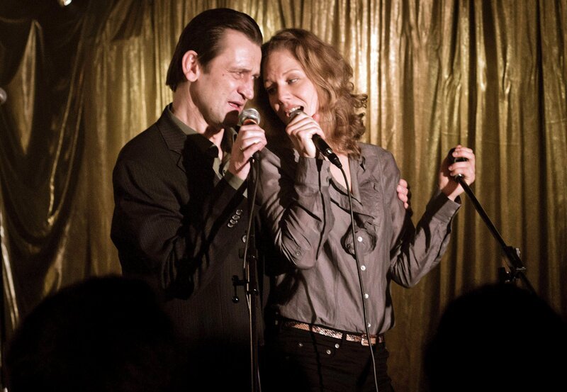 Lars Englen (Ingo Naujoks, l.) und Elke Rasmussen (Tessa Mittelstaedt, r.) brillieren in der „Ivory“ Bar mit einer Karaoke-Gesangsnummer. – Bild: ARD/​Georges Pauly
