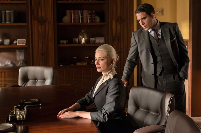 Patricia Márquez (Miriam Giovanelli, l.); Alberto Márquez (Miguel Ángel Silvestre, r.) – Bild: Sat.1 emotions