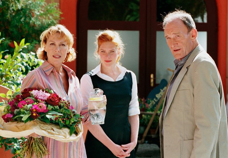 Christian (Michael Mendl) glaubt, Dana (Gaby Dohm, links) sei die Haushälterin von Veronika (Henny Reents). – Bild: ARD Degeto/​Marco O. Pichler /​ DEGETO FILM