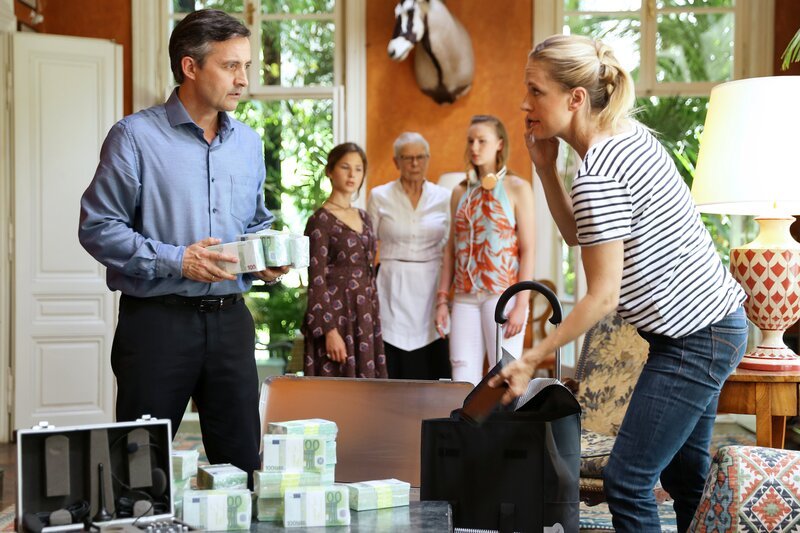 Gruppeninspektorin Penny Lanz (Lilian Klebow, r.) bespricht mit Armin Bernhard (Harald Schrott, l.), im Beisein von Natalie (Mia Weimer, 2.v.l.), Haushälterin Johanna (Berta Kammer, M.) und Tamara (Eva Lanz, 2.v.r.), wie die Geldübergabe an den Entführer von statten gehen soll. – Bild: ORF 1