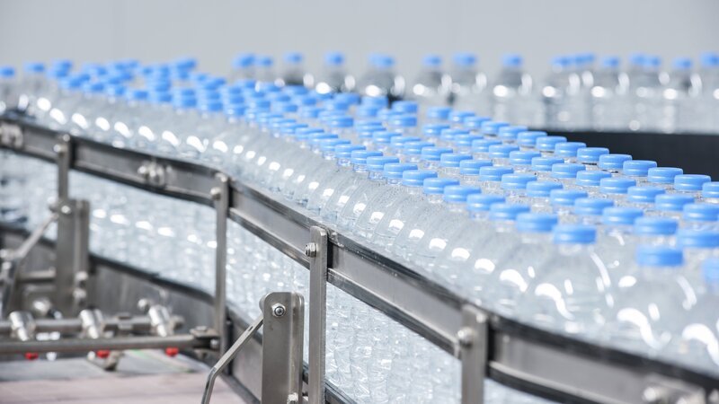 Plastic bottles on conveyor belt – Bild: semakokal/​semakokal
