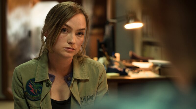 Katharina Strasser (Kyra Sophia Kahre) macht eine Aussage. – Bild: ARD Degeto/​UFA Fiction/​Roland Suso Richter