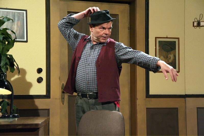 Hannes (Albin Braig) soll der Frauenquote gerecht werden. Er spielt perfekt die „Amtsbotin“ Hanna. – Bild: SWR/​Braig-Productions