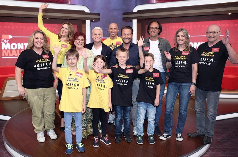 Hinten v. li.: Stephanie Simon, Hendrike Brenninkmeyer, Alice Hoffmann, Guido Cantz, Udo Sofian, Dennis Wilms, Christoph Sontag, Melanie Steigner, Klaus Toni Kohl; vorne v. li.: Alexey Hannes Leimann, Alessia Steigner, Tyler Weissmann, Colin Simon. – Bild: SWR/​Bavaria/​Frank Hempel