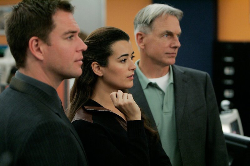 Versuchen einen neuen Fall zu lösen: Gibbs (Mark Harmon, r.), Tony (Michael Weatherly, l.) und Ziva (Cote de Pablo, M.) … – Bild: AXN