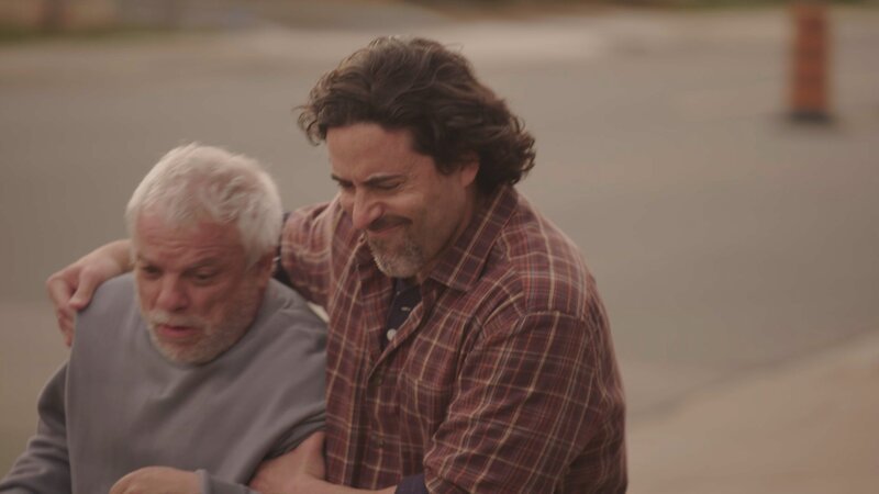 L – R: Peter Gross als Edward HolzingerAdam Daniel Mezei als Bruce Brown – Bild: zlwFmental /​ Crime + Investigation /​ Luciano Capasso Photography
