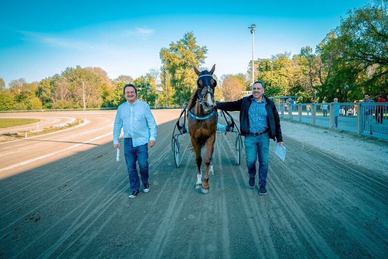 v.li.: Hanno Settele mit Erwin Klettenhofer in der Krieau. Erwin Klettenhofer ist fasziniert von Pferdewetten. Hier zu sehen Hanno und Erwin mit einem Pferd und seinem Sulky. – Bild: ORF/​Neulandfilm