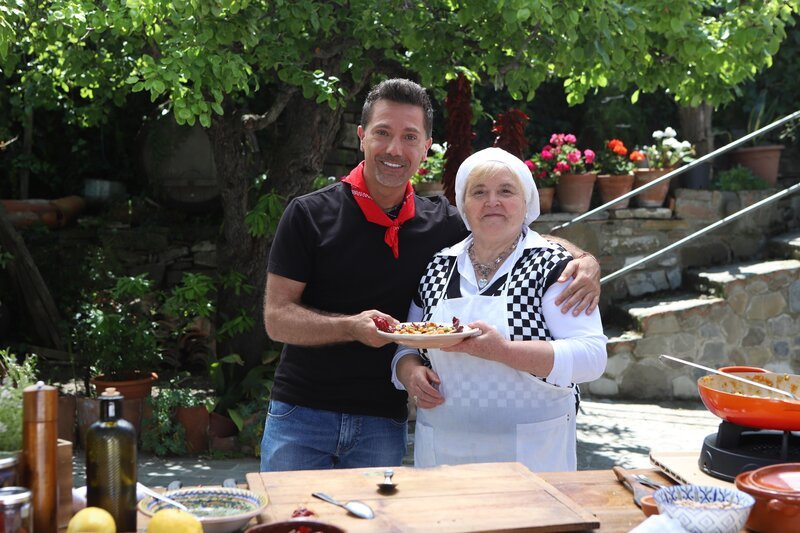 Gino D’Acampo (l.)  +++ Die Verwendung des sendungsbezogenen Materials ist nur mit dem Hinweis und Verlinkung auf RTL+ gestattet. +++ – Bild: RTL /​ Betty TV & All3Media International /​ Chili in Pollino