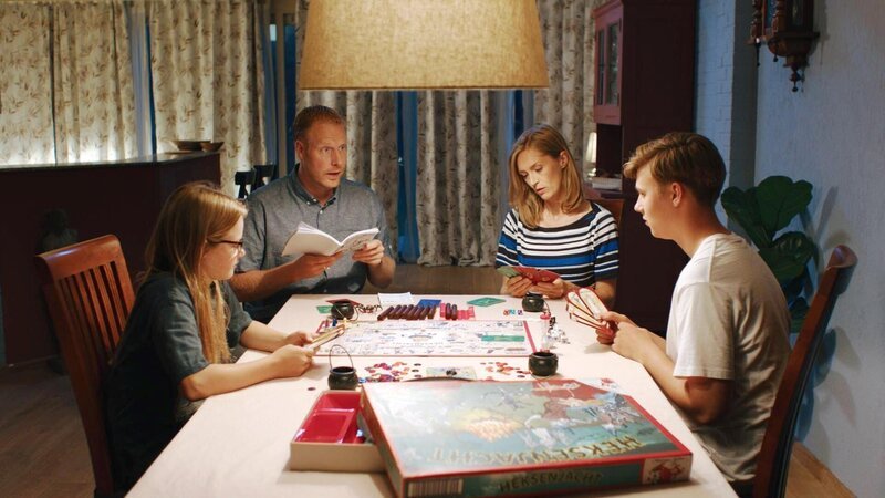 Floor und ihrer Familie (Elisa Beuger, Ferdi Stofmeel, Bobbie Mulder und Ole Kroes) spielt ein altes Brettspiel. – Bild: NDR/​NL Film/​Maurice Trouwborst