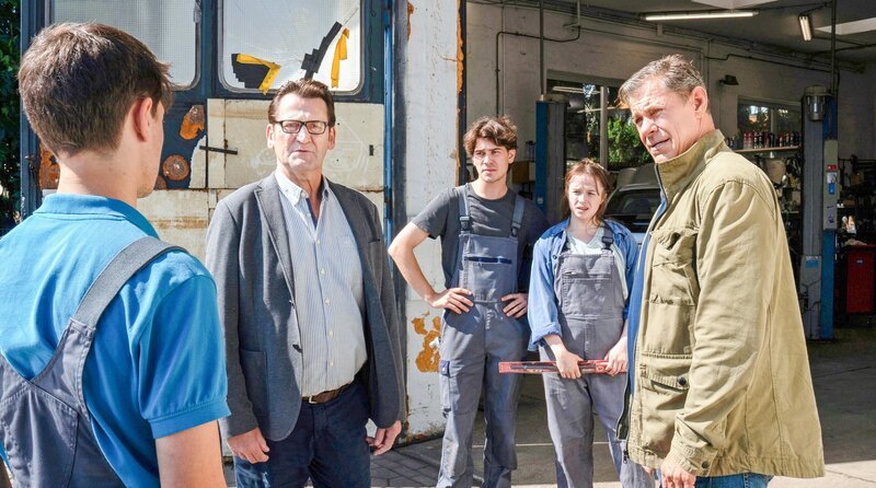 Finn (Sven Martinek, r.) und Lars (Ingo Naujoks, 2.v.l.) berichten Tom (Julian König, l.), Basti (Paul Stiehler, M.), und Anna (Fine Sendel, 2.v.r.), vom Tod des Sozialarbeiters Rauh. – Bild: ORF/​ONE GATE/​ARD/​Marion von der Mehden