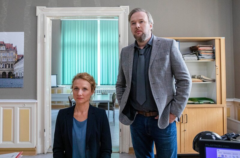 Staatsanwältin Anne Konzak (Christina Große) unterstützt Dr. Grimm (Stephan Grossmann) in seiner Ermittlung gegen Butsch. – Bild: MDR/​Molina Film/​Maor Waisburd