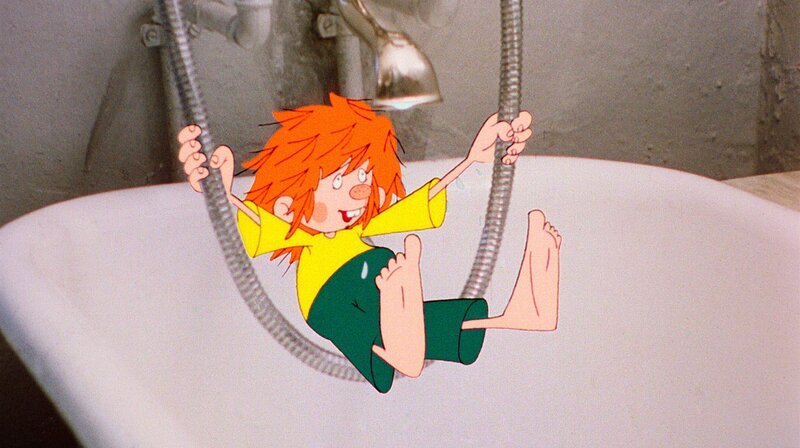 Als Pumuckl übermütig im Badezimmer herumturnt, beschließt er, dass Meister Eders Bad nicht mehr schön genug ist und daher ein neues installiert werden muss. – Bild: BR/​Infafilm GmbH/​Original-Entwurf „Pumuckl“-Figur: Barbara von Johnson