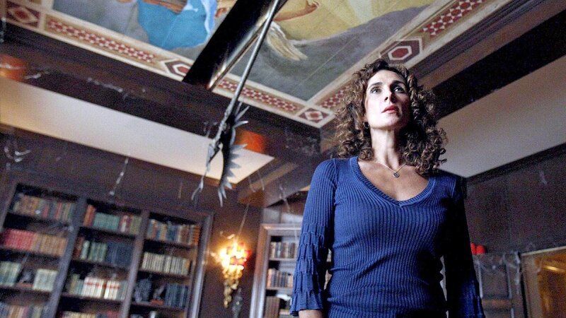Det. Stella Bonasera (Melina Kanakaredes) begibt sich in einem verlassenen Penthouse auf Spurensuche. – Bild: Foto: TVNOW /​ CBS