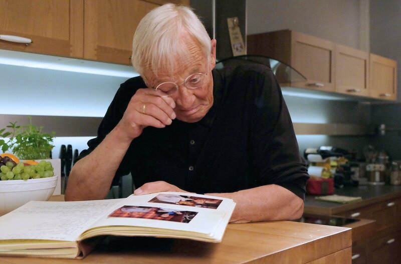 Otto Stein (Rolf Becker) hat das Kochbuch seiner verstorbenen Frau Charlotte gefunden. Darin hat sie die Lieblingsgerichte der gesamten Familie aufgeschrieben. – Bild: MDR/​Saxonia Media/​Sebastian Kiss