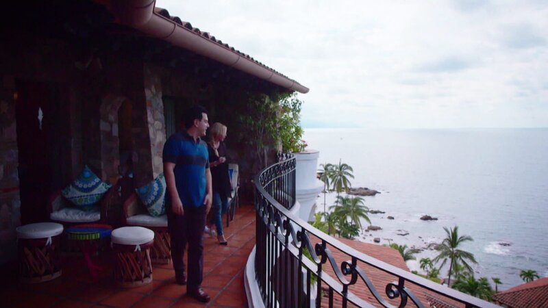 Andrew Christians Leben als Modedesigner in Los Angeles ist schnelllebig und hektisch. Um von seinem Alltag herunterzukommen, sieht er sich nach einem zweiten Zuhause in Puerto Vallarta in Mexiko um. Er sucht nach einer großen, hochmodernen Wohnung in der Altstadt und muss feststellen: Modern und Altstadt passen nicht zusammen. Doch Aufgeben ist keine Option. – Bild: HGTV