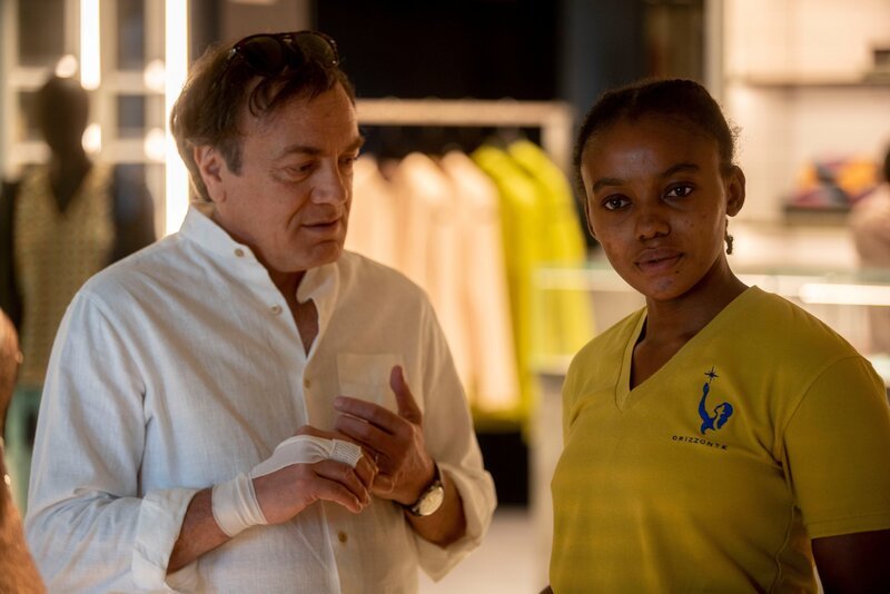 l-r: Francesco Acquaroli als Franco, Onyinye Odokoro als Sophia – Bild: Sky Studios /​ 2023 Sky Studios Limited/​Sky Italia S.r.l./​INDIANA Production S.p.a./​PANTALEON Films GmbH