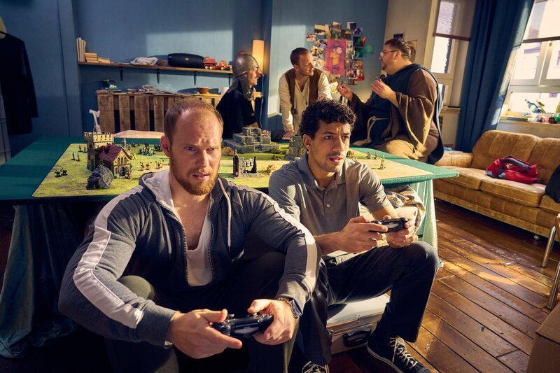 Sven (Sven Daniel Bühler, l.) möchte mit Yannik (Rojan Juan Barani, 2.v.r.) ein Gespräch unter Männern führen. Im Hintergrund unterhalten sich Bennie (Cedric Sprick-Benz, 2.v.l.), Hauke (Fabian Baecker, M.) und Tüffi (Daniel Zillmann, r.). – Bild: Frank Dicks /​ ZDF