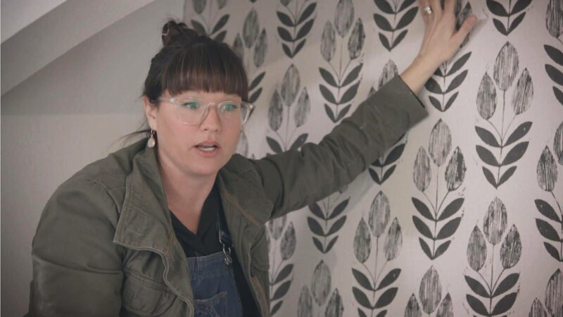 Ein Vater und seine beiden erwachsenen Töchter kämpfen mit dem Verkauf ihres Familienhauses in Gleneagle. Leslie und Lyndsay arbeiten daran, das veraltete Haus aus den 90er-Jahren in einen Rückzugsort an der Küste zu verwandeln, in den eine neue Familie einziehen kann. Dafür modernisieren sie Schlafzimmer und Bad und zeigen, wie man kostengünstig mit einem neuen Anstrich den Look eines Hauses komplett verändern kann. – Bild: HGTV