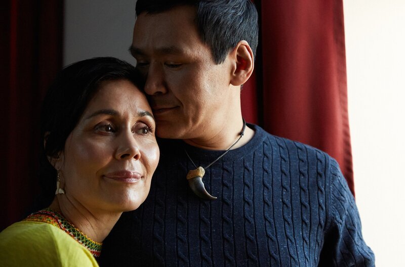 Endlich wieder zusammen: Ina (Nukaka Coster Waldau) und Enok Lynge (Angunnguaq Larsen). – Bild: SWR/​Sagafilm,Yellowbird/​Olli Mag