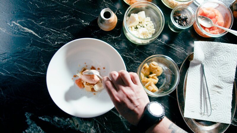 Die Desserts von Tom Elstermeyer haben ungewöhnliche Zutaten, hier Chicorée. – Bild: NDR/​heyfilm