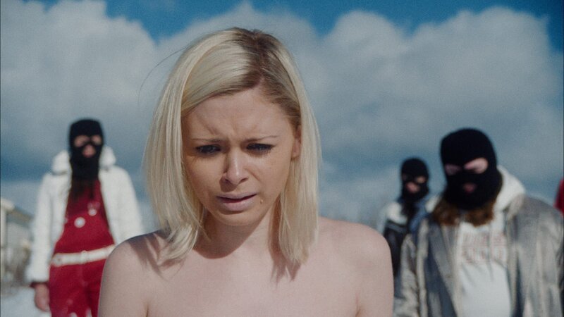 Selina (Elli Rhiannon Müller Osborne) wird von ihren Mitschülerinnen gezwungen nackt im eiskalten Meer schwimmen zu gehen. Sie taucht unter und wird alleine zurückgelassen. – Bild: ZDF und Jonathan Vivaas Kise Tinagent