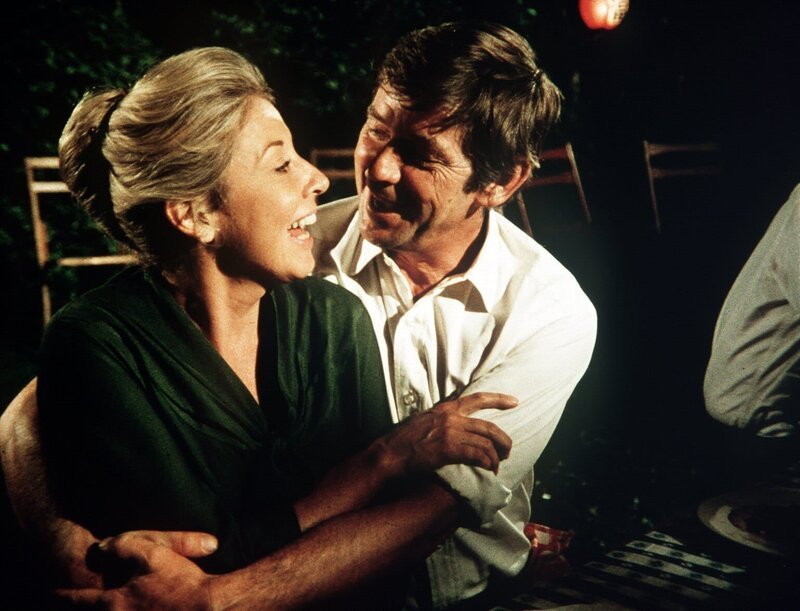 John (Ralph Waite, r.) und Olivia (Michael Learned, l.) lachen gemeinsam darüber, dass John jetzt doch an dem Klassentreffen teilnehmen muss … – Bild: Sat.1 Gold