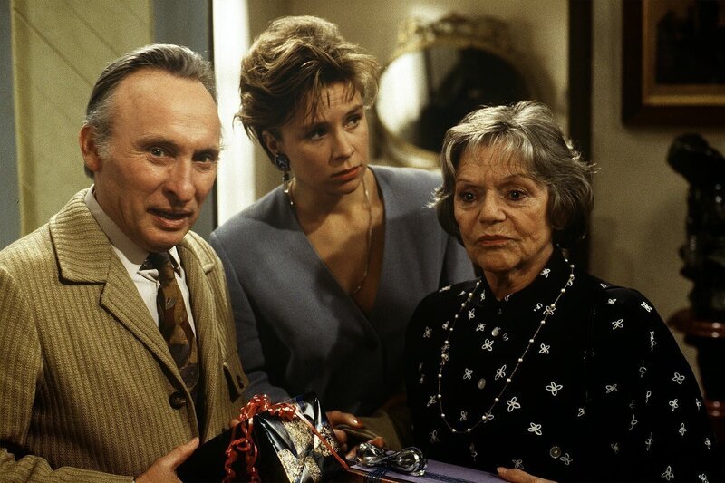 Zu Veras (Witta Pohl, m.) Geburtstagsfeier ist auch Herr Eurich (Hans Weicker) gekommen und hat gleich Oma Drombusch (Grete Wurm, r.) mitgebracht. – Bild: ZDF und Gyula Trebisch, Fernsehprod.