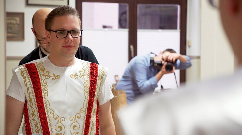  Prinz Michael II (l) bei der Anprobe.  – Bild: WDR/​2Pilots