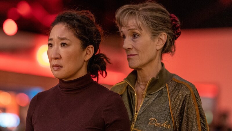 Eve (Sandra Oh, l.) hat ihren eigenen Verdacht, wer hinter dem Attentat in Polen steckt. Als sie sich entschließt, Dasha (Harriet Walter, r.) persönlich damit zu konfrontieren, begibt sie sich jedoch in große Gefahr. – Bild: ZDF und Des Willie./​Des Willie