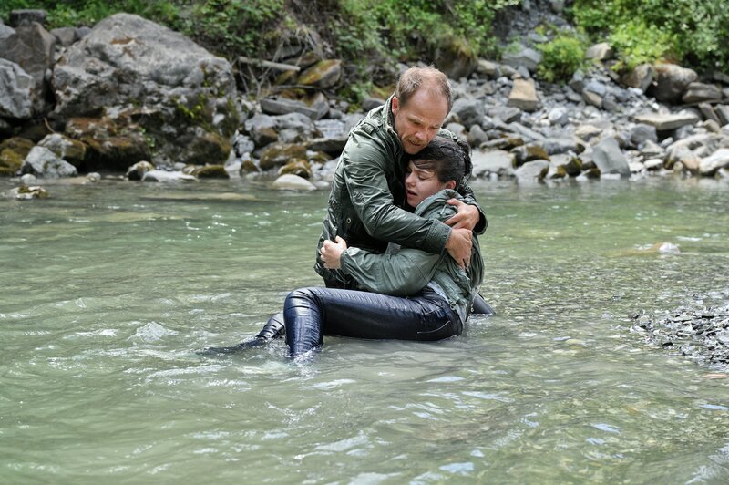 Standfoto „Die Toten vom Bodensee“, Folge 17 „Der Nachtalb“ – Oberländer springt ins Wasser und reanimiert Luna. Komlatschek schießt. Matthias Koeberlin (Micha Oberländer), Fiona Katharina Neumeier (Luna Oberländer). – Bild: CH Media /​ Patrick Pfeiffer Konstanz