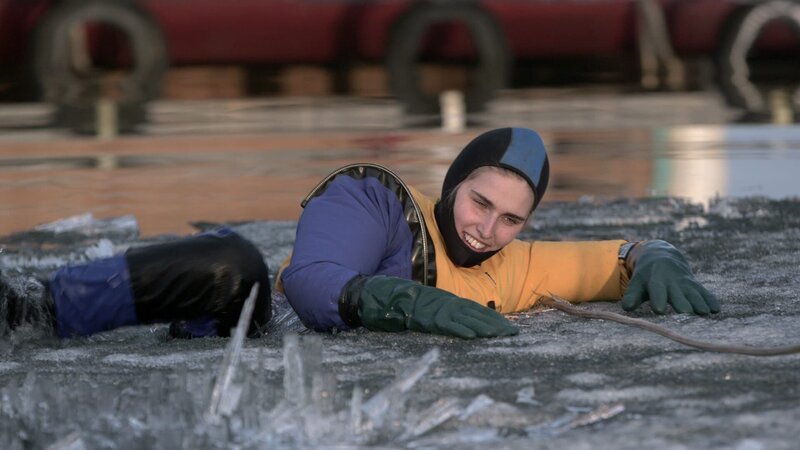 Gary Vaillancourt teaches daughter Molly MacKinnon ice-melting survival techniques. – Bild: Discovery Communications