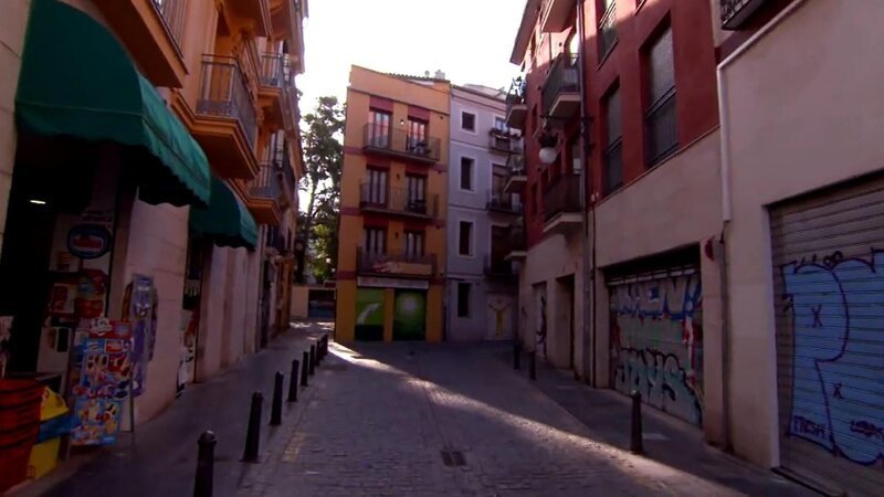 Nachdem Ryan und Megan acht Monate lang rund um den Globus gereist sind und nun wieder ins Haus von Ryans Eltern in Kalifornien ziehen, wird dem jungen Pärchen eines klar: Sie sind noch nicht bereit, ihre Bürojobs wieder aufzunehmen und aufzuhören, die Welt zusammen zu entdecken. Inspiriert von ihren Touren haben sie außerdem beschlossen, sich selbstständig zu machen und als Reiseveranstalter in Valencia, Spanien, zu arbeiten. – Bild: Tanja Bachetzky