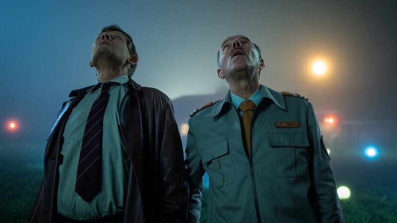 Maloney Die Hülle Folge 9 Gibt es ausserirdisches Leben? Marcus Signer als Philip Maloney und Stefan Kurt als Polizist Regie: Luca Ribler Produktion: C-Films AG Kamera: Ioan Gavriel Drehbuch: Pascal Glatz – Bild: SRF/​Pascal Mora