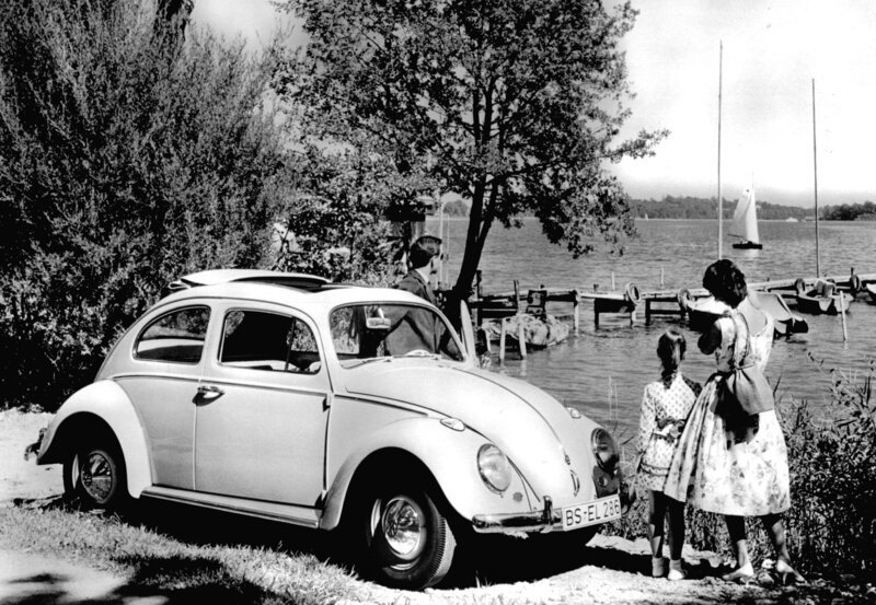Der Deutschen liebstes motorisiertes Kind in der Nachkriegszeit war der VW Käfer. Er machte sie auf dem Weg zur Arbeit wie zur Erholung mobil. – Bild: WDR/​dpa /​ WDR-Pressestelle/​Fotoredaktion