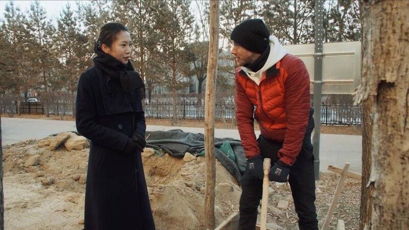 Ash Dykes (r.) mit Frau Lu Ziyan (Jiayuguan-Führerin) beim Glücksritual der Krieger – Bild: RTL /​ CICC & CMG 2023