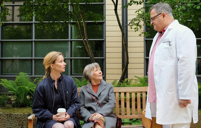 Hans-Peter Brenner (Michael Trischan, re.) ist mit der Untersuchung des kleinen Benno fertig und will seine Mutter Manja Arnold (Teresa Weißbach, li.) über die Ergebnisse aufklären. Als er diese im Klinikgarten mit seiner Mutter Luise (Monika Lennartz, mi.) sieht, verbittet sich Hans-Peter, dass sie den ganzen Tag mit fremden Leuten redet und in der Klinik umherschwirrt. – Bild: MDR/​Sebastian Kiss
