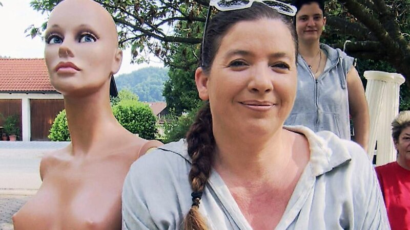 Elke (45) ist leidenschaftliche Trödlerin. Fast jede Woche ging sie früher auf Flohmärkte und was als Hobby anfing, entwickelte sich nach und nach zur Sammelwut … – Bild: RTL II