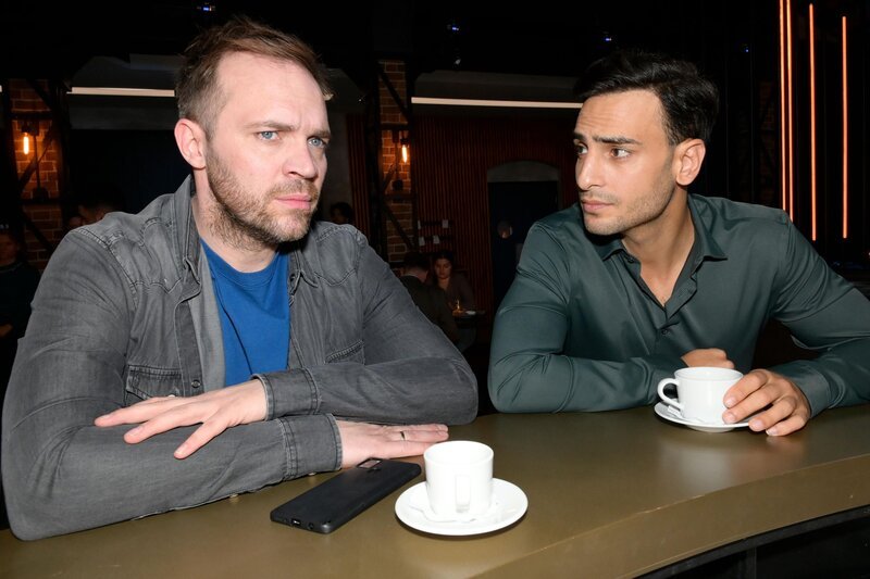 Erik (Patrick Heinrich, l.) ist sich bei Nihat (Timur Ülker) sicher, dass er der Versuchung „Matilda“ widerstehen wird. – Bild: RTL /​ Rolf Baumgartner /​ Geübt im lügen
