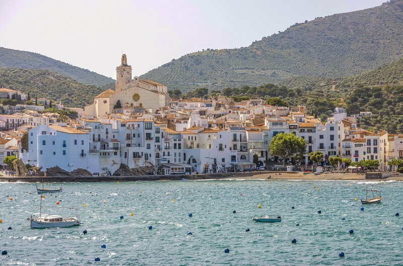 Cadaqués – das ehemalige Fischerdorf auf der Halbinsel Cap de Creus markiert den östlichsten Punkt des spanischen Festlandes. – Bild: Monica Gumm
