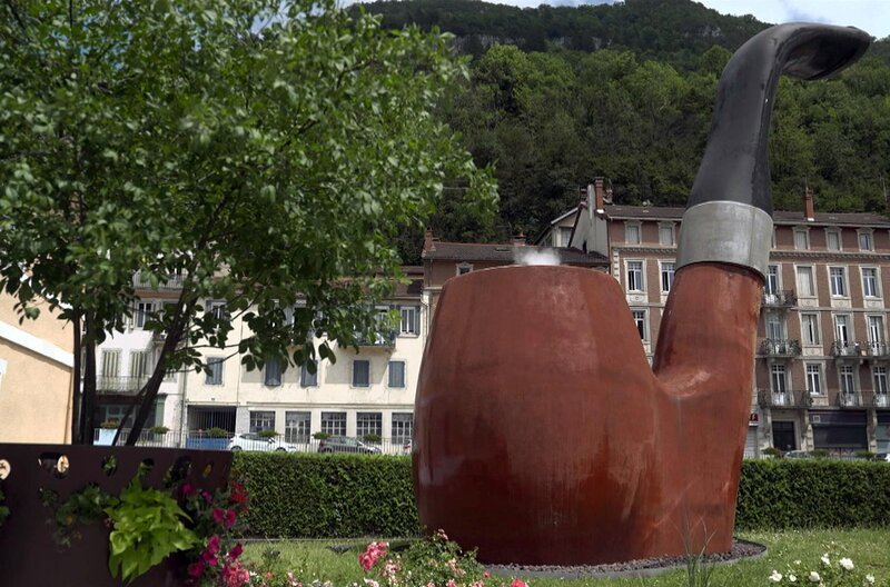 Gerade, gebogen oder halbkreisförmig, mit ein paar Gramm Tabak: Das Rauchen ist eine Kunst, ebenso wie die Herstellung. Dank der Pfeife hat sich Saint-Claude, eine Stadt im Jura, die in den Felsen eingebettet ist, der Welt geöffnet. – Bild: Elephant Doc