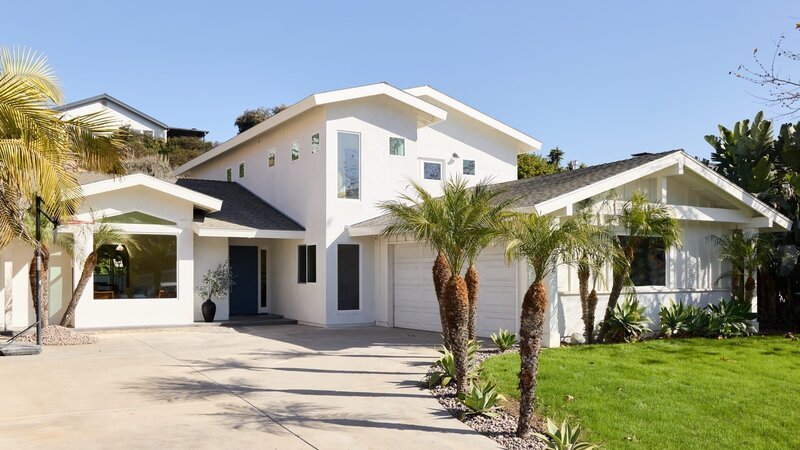 Host Christina Hall’s staging of the Brodrick’s home exterior, as seen on Christina on the Coast, Season 5. – Bild: Warner Bros. Discovery, Inc. or its subsidiaries and affiliates /​ Marcus Meisler