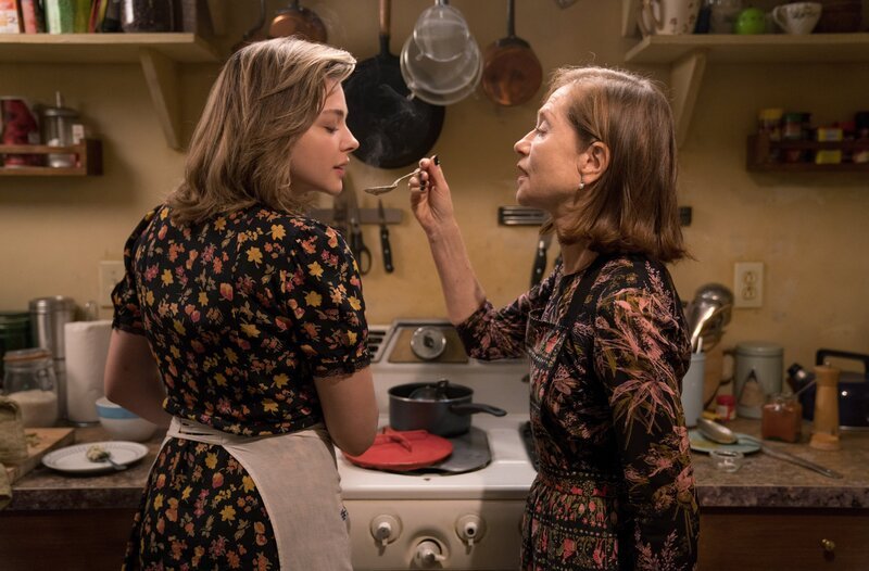 Frances McCullen (Chloë Grace Moretz, li.), Greta Hideg (Isabelle Huppert, re.) – Bild: WDR/​ Widow Movie, LLC and Showbox