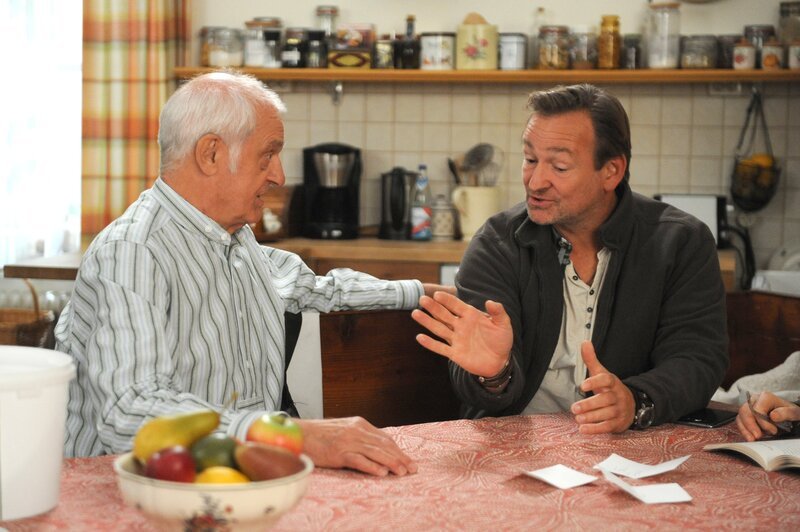 Joseph (Michael Vogtmann, links) warnt Gregor (Holger Matthias Wilhelm, rechts) davor, sich zu viel zuzumuten. – Bild: Marco Orlando Pichler /​ BR