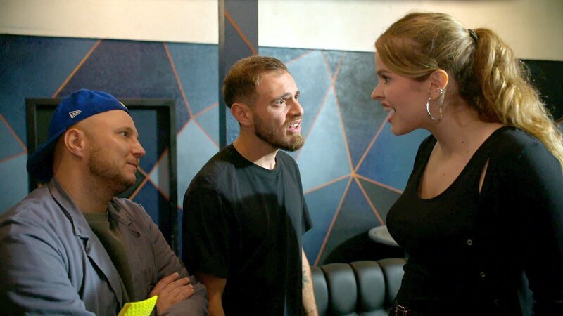 Krätze kann es nicht fassen, dass Raffi ihn bei Piet verpetzt hat. Selbst als ihr ein schwerwiegender Fehler unterläuft, schafft sie es vor Piet als Retterin in der Not dazustehen. Doch einen Funken Hoffnung gibt’s für Krätze noch. – Bild: RTLZWEI